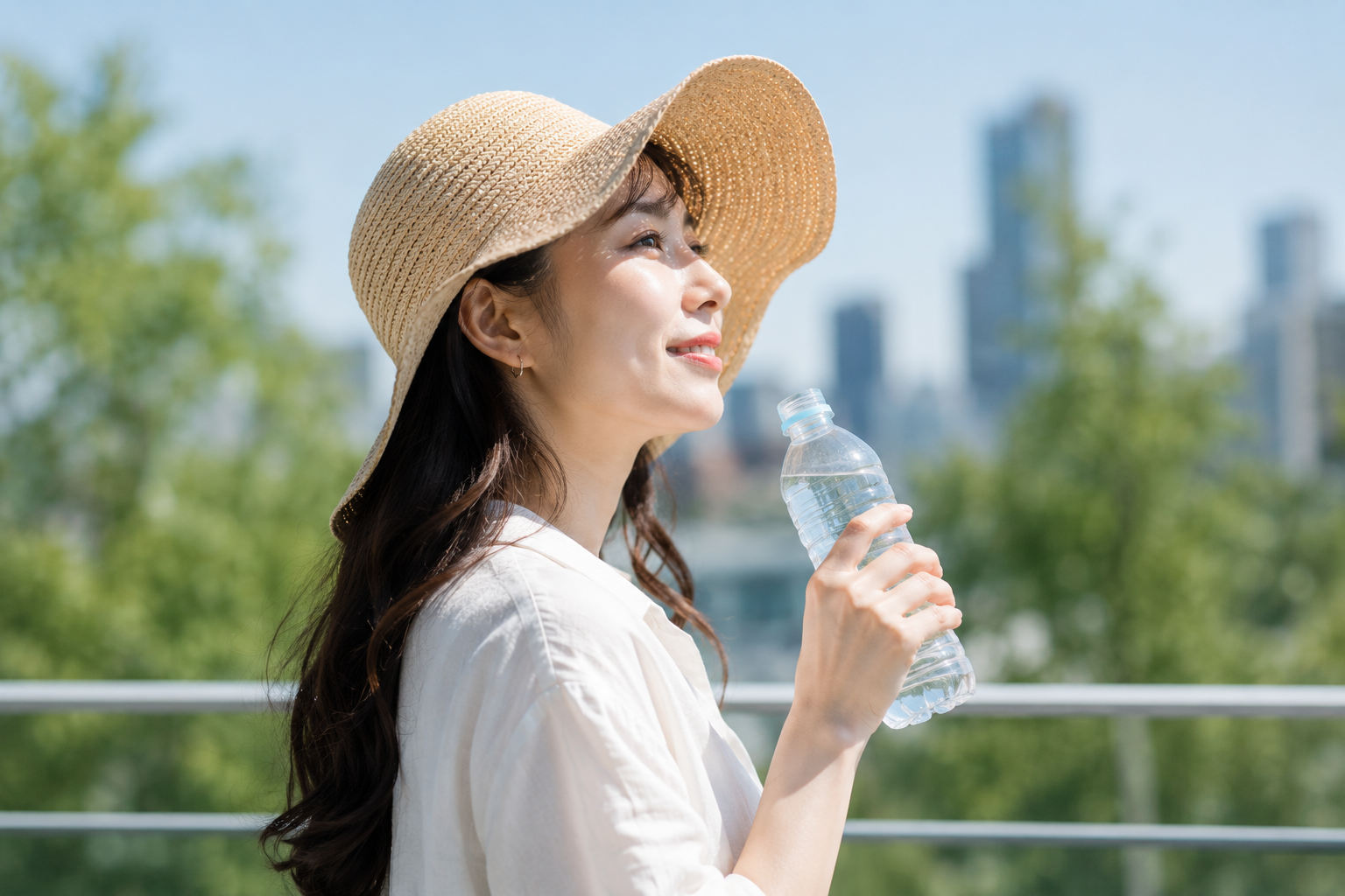 폭염 속 건강관리를 위한 야외 수분 섭취 및 모자 착용